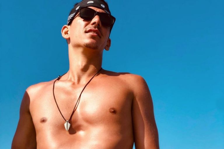 Παύλος Γαλακτερός: Αναστενάζουν τα σοκάκια της Μυκόνου με τον πρώην Survivor