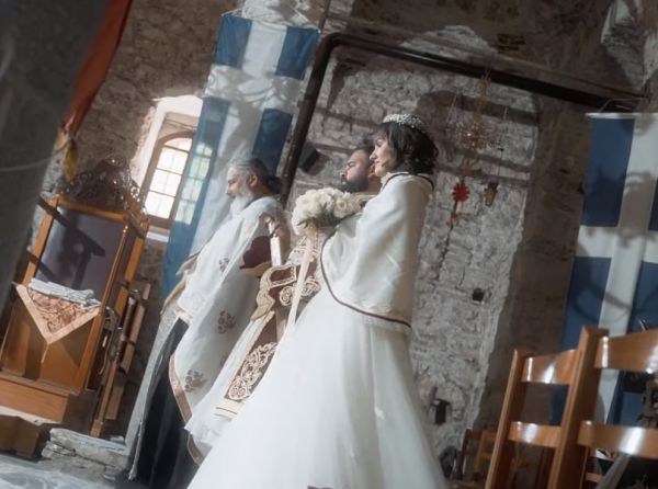 Τρίκαλα: Ζευγάρι παντρεύτηκε με φορεσιές και έθιμα από την εποχή του 1821