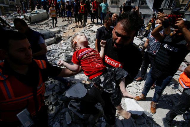 Λωρίδα της Γάζας: Συγκλονιστικές εικόνες με νεκρά παιδιά στα χαλάσματα