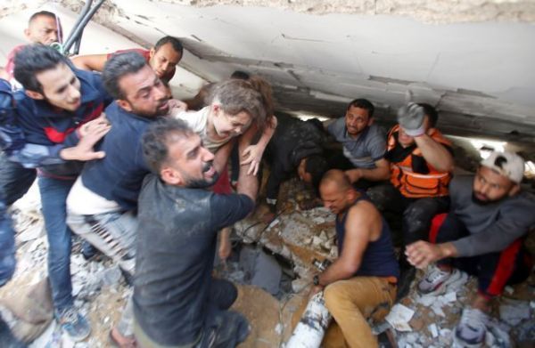 Λωρίδα της Γάζας: Η συγκλονιστική στιγμή διάσωσης 6χρονης από τα συντρίμμια