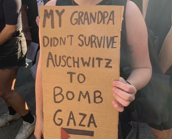 Μεσανατολικό: «Ο παππούς μου δεν επέζησε στο Άουσβιτς για να βομβαρδίζει τη Γάζα»