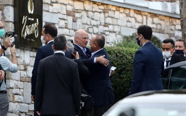 Επίσκεψη Τσαβούσογλου: Εναγκαλισμοί και προκλήσεις – Τι περιμένει το Μαξίμου από τη συνάντηση του τούρκου ΥΠΕΞ