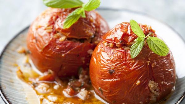 Ντομάτες γεμιστές με πλιγούρι, φέτα και μοτσαρέλα