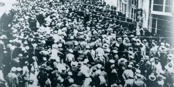 Εργατική Πρωτομαγιά: 1893 ο πρώτος εορτασμός στην Ελλάδα – Η αιματοβαμμένη κινητοποίηση των καπνεργατών του ‘36