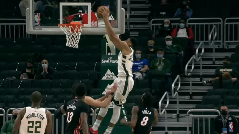 Top 10 του NBA: Ο Γιάννης στην έκτη θέση, ο ΛεΜπρόν στην κορυφή