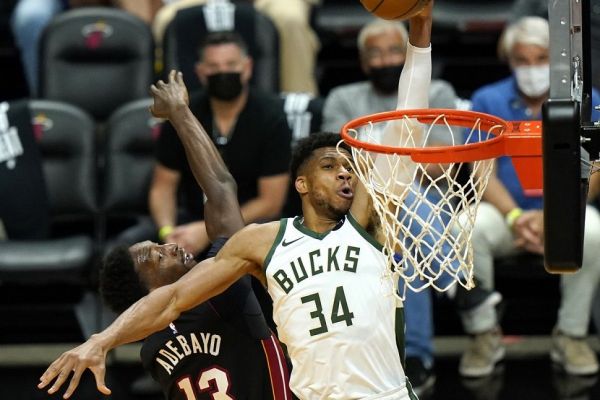 Στα ημιτελικά της Ανατολής με… σκούπα οι Μπακς (103-120)