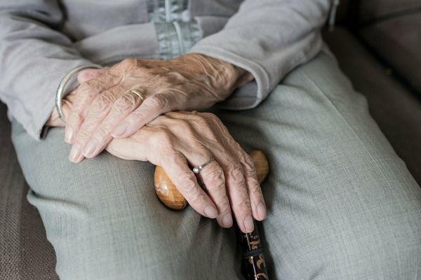 Γηροκομείο στα Χανιά: Νέες συγκλονιστικές καταγγελίες – «Εδώ γίνεται χαμός, είναι νηστικός, άπλυτος»