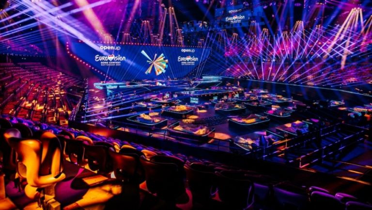 Τηλεπερσόνες στην Κίρκη του μικροφώνου και της μικρής οθόνης