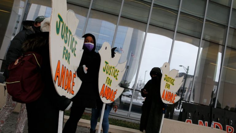 ΗΠΑ: Αποζημίωση 10 εκατ. δολαρίων σε οικογένεια άοπλου Αφροαμερικανού, που σκοτώθηκε από αστυνομικούς