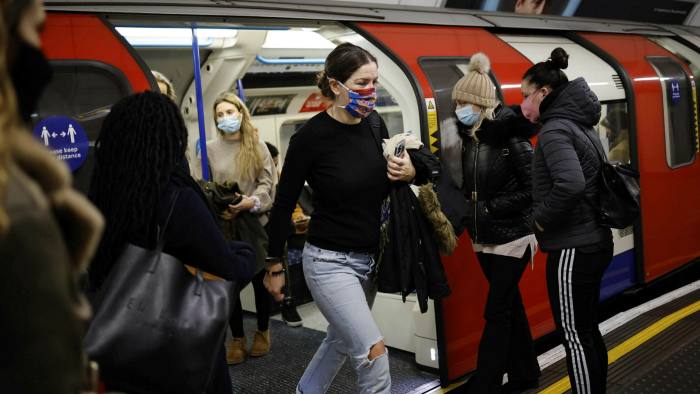 Οι επιβάτες επιστρέφουν στο μετρό του Λονδίνου