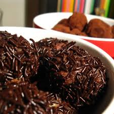 Σοκολατένια τρουφάκια από τα πασχαλινά κουλουράκια που περίσσεψαν