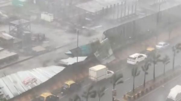 Ινδία: Πάνω από 120 αγνοούμενοι από το ναυάγιο πλοίου λόγω του κυκλώνα Τόκτε