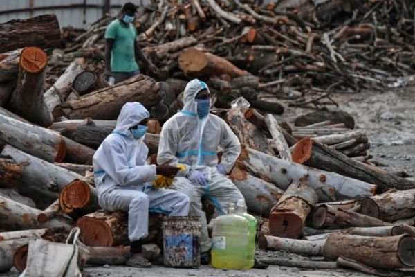Ινδία: 4 νεκροί λίγο πριν φθάσει στη χώρα ισχυρός κυκλώνας