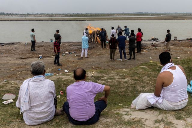 Ινδία: Φρίκη χωρίς τέλος - Δίχτυ στον Γάγγη για να «κρατάει» τα πτώματα