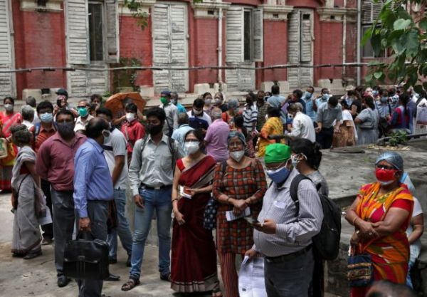 Μόσιαλος: Ευάλωτοι στην ινδική μετάλλαξη όσοι δεν έχουν εμβολιαστεί