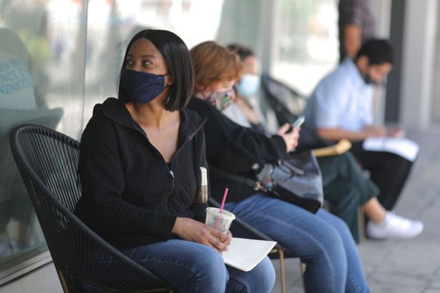 ΗΠΑ: Δεν θα απαιτεί από τους επισκέπτες να έχουν εμβολιαστεί πριν φτάσουν