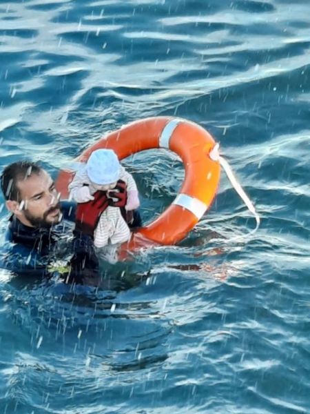 Το ανθρωπιστικό δράμα στην Ισπανία σε μια φωτογραφία: Αστυνομικός κρατάει μισοπνιγμένο βρέφος