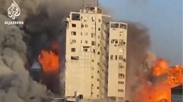 Ισραήλ: Βομβαρδίζει κτίρια που στεγάζουν ΜΜΕ – Η συγκλονιστική στιγμή που καταρρέει κτίριο στη Γάζα