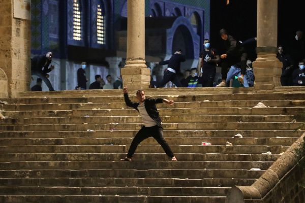 Ισραήλ: Συγκρούσεις με Παλαιστίνιους – Πάνω από 180 τραυματίες στην προσευχή του Ραμαζανιού