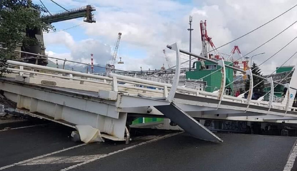 Ιταλία: Κινητή γέφυρα κατέρρευσε – Σοκάρουν οι εικόνες