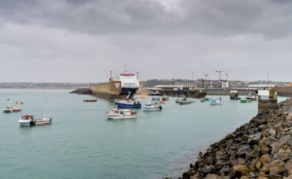 Μάγχη: Η στιγμή που το γαλλικό αλιευτικό πέφτει πάνω σε βρετανικό σκάφος