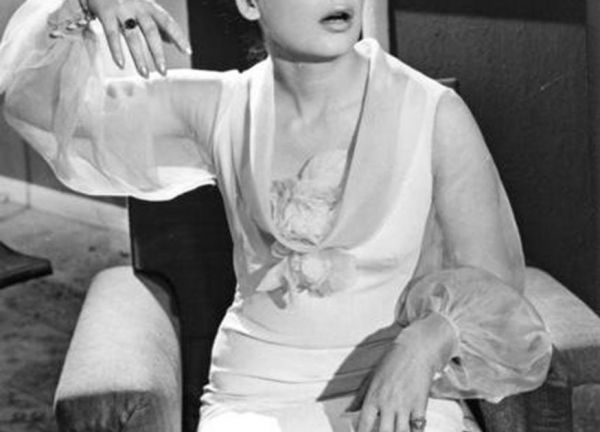 Τζένη Καρέζη: Η αιφνιδιαστική είδηση της εγκυμοσύνης ενώ ετοιμαζόταν να υποδυθεί την Μεγάλη Θεοδώρα