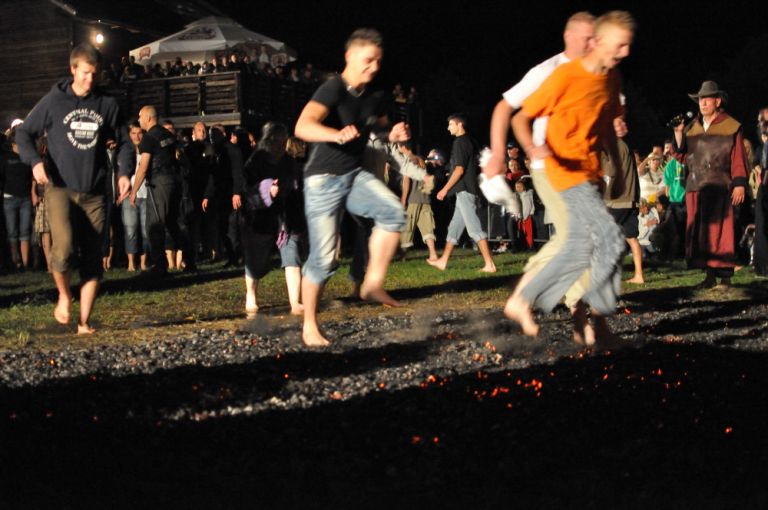 Αναστενάρηδες: Αυτό είναι ο λόγος που δεν καίγονται από τα πυρακτωμένα κάρβουνα