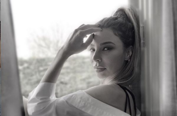 Κέλλυ Κελεκίδου: Τραγουδάει το «Βασανίζομαι» και μαγεύει