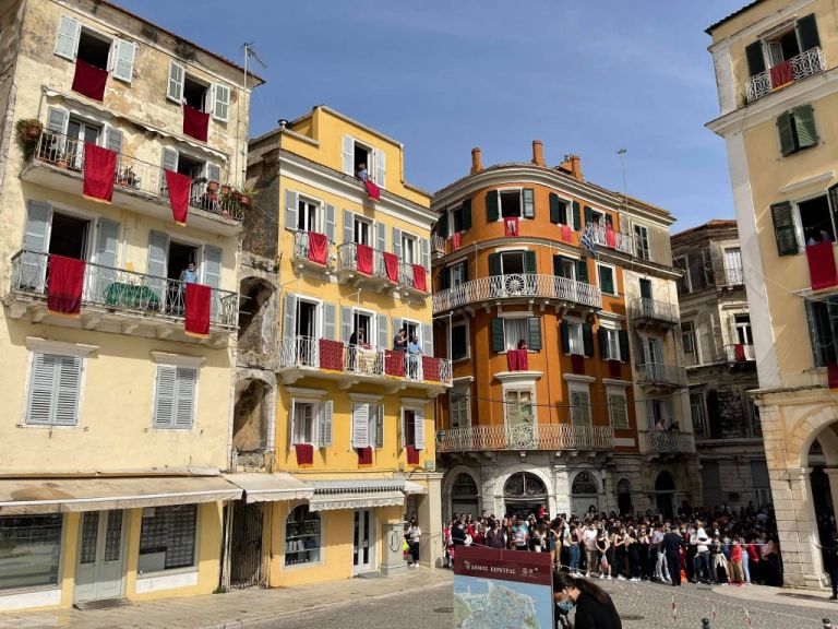 Διαφορετικό το Πάσχα στην Κέρκυρα: Έσπασαν τους μπότηδες οι κάτοικοι του νησιού