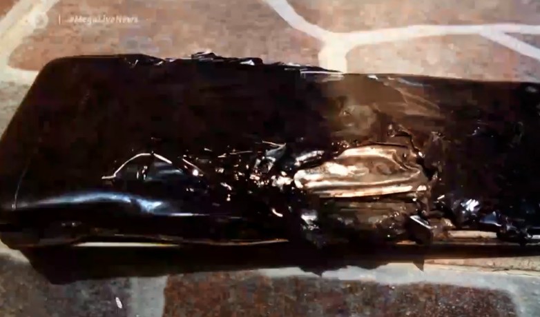 Έκρηξη κινητού στο Βόλο: «Δεν πρόλαβα να μιλήσω και το τηλέφωνο άρχισε να βγάζει καπνούς»