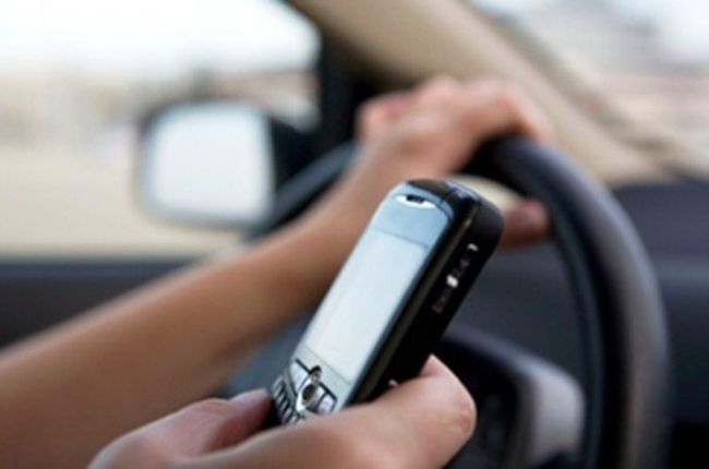 Ένας στους 3 Έλληνες στέλνει και διαβάζει SMS/mail, ενώ οδηγεί