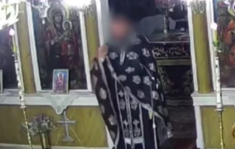 Σάλος με το παραλήρημα ιερέα στη Χαλκιδική: «Όποιος φοράει μάσκα ή έχει κάνει εμβόλιο, δεν θα μπει στην εκκλησία»