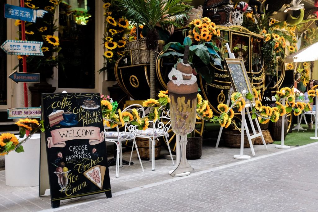 Κοροναϊός: Νέα χαλάρωση μέτρων προ των πυλών – Τι θα ισχύσει για μουσική στην εστίαση και απαγόρευση κυκλοφορίας