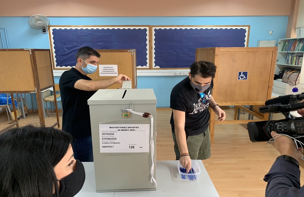Κύπρος: Έκλεισαν οι κάλπες των βουλευτικών εκλογών - Τι δείχνουν τα exit polls