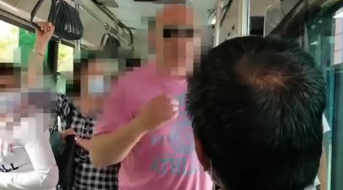 «Εδώ κάνω κουμάντο εγώ»: Σοκαριστική ρατσιστική επίθεση από οδηγό λεωφορείου σε μετανάστη
