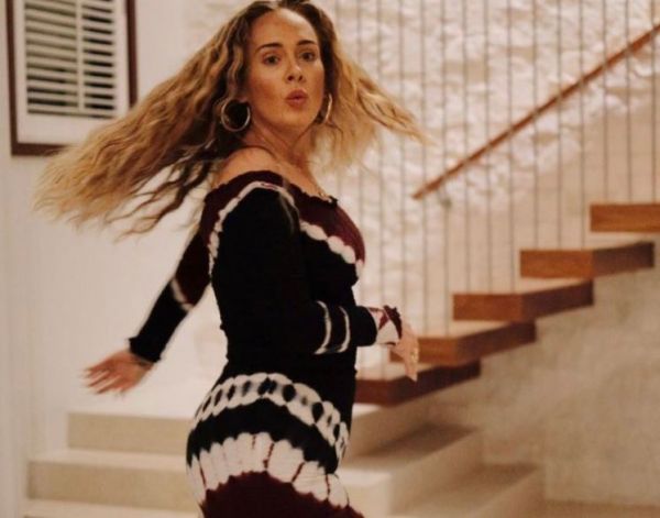 Αντέλ: Γιορτάζει τα γενέθλιά της και πανηγυρίζει την ελευθερία της