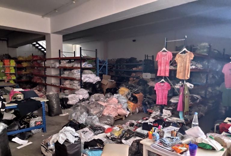 Κατασχέθηκαν 1.500 κινητά και ρούχα «μαϊμούδες»