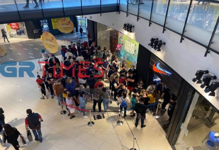 Θεσσαλονίκη: Απίστευτος συνωστισμός έξω από κατάστημα