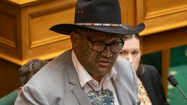 Νέα Ζηλανδία: Βουλευτής χόρεψε μέσα στο κοινοβούλιο για να δηλώσει τη δυσαρέσκειά του