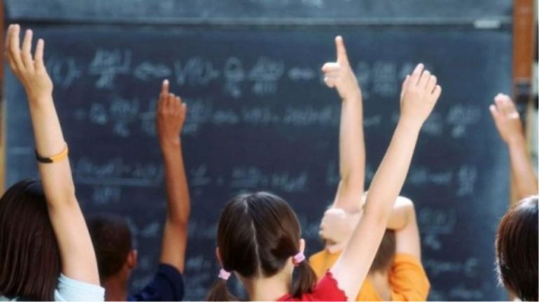 Σε αυτό το σχολείο στην Αθήνα οι μετανάστες θέλουν να γίνουν Έλληνες πολίτες