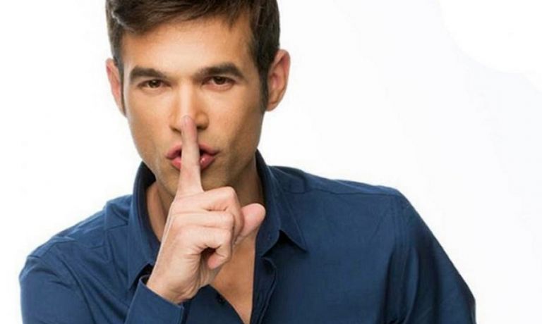 Μένιος Φουρθιώτης: Ο… πρίγκιπας που ζητά γάλα αμυγδάλου, βρώμη και ακτινίδια