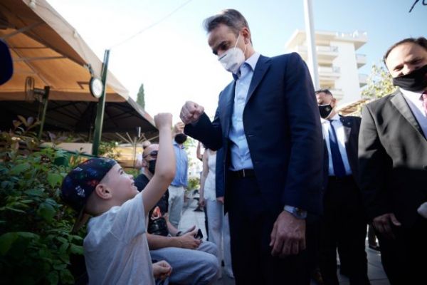 Κυριάκος Μητσοτάκης: Η βόλτα στην Καλαμαριά και η συνάντηση με ηλικιωμένη που δεν έκανε το εμβόλιο