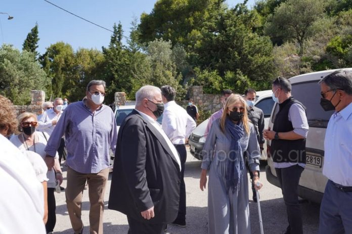 Με πατερίτσα η Μαρέβα στο μνημόσυνο του Κωνσταντίνου Μητσοτάκη – Τι συνέβη στη σύζυγο του Πρωθυπουργού