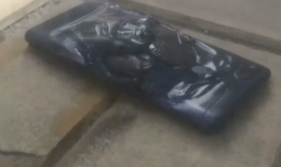 «Ένιωσα τα δάχτυλά μου να καίνε» – H 19χρονη που είδε το κινητό της να παίρνει φωτιά περιγράφει όσα έζησε