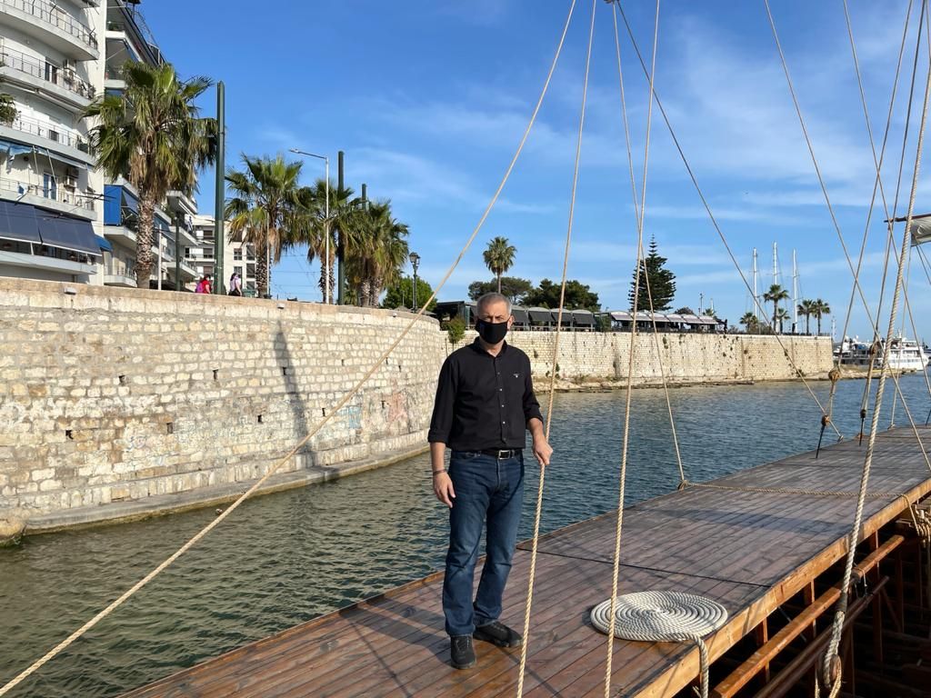 Ο Δήμαρχος Πειραιά Γιάννης Μώραλης επισκέφθηκε την ιστορική τριήρη «Ολυμπιάς» του Πολεμικού Ναυτικο