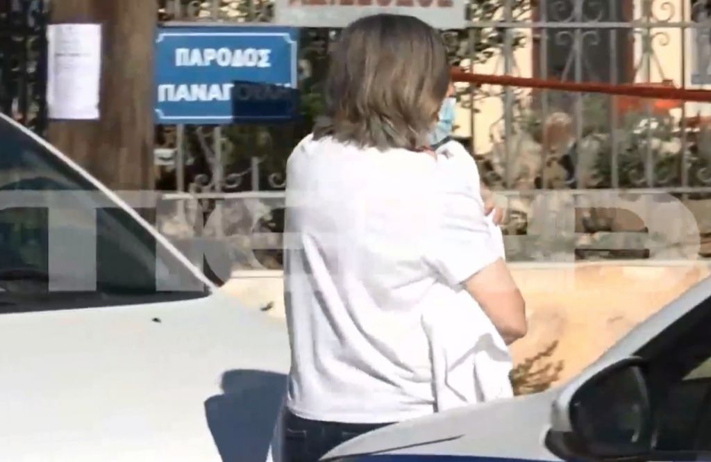 Γλυκά Νερά: Η στιγμή που η γιαγιά απομακρύνει το 11 μηνών μωρό από το σπίτι του ζευγαριού