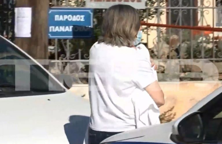 Γλυκά Νερά: Η στιγμή που η γιαγιά απομακρύνει το 11 μηνών μωρό από το σπίτι του ζευγαριού