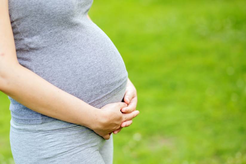 Ο Ηλίας Μόσιαλος αναλύει: Επηρεάζει το εμβόλιο την γονιμότητα των γυναικών;