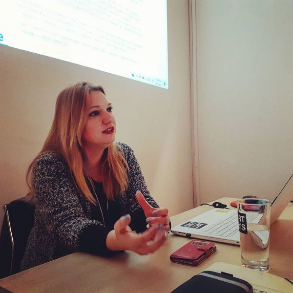 «Εντός, Εκτός και Επί τα Αυτά»: Καινούργιο βιβλίο από την Ειρήνη Μουντράκη