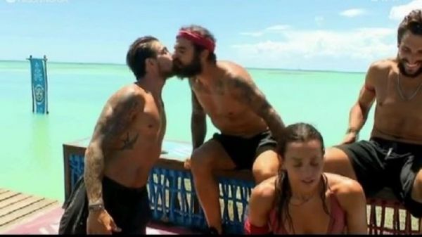 Survivor: Φιλήθηκαν στο στόμα δύο φορές Τριαντάφυλλος – Ηλίας